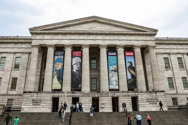 An outside view of the Smithsonian Museum of Art